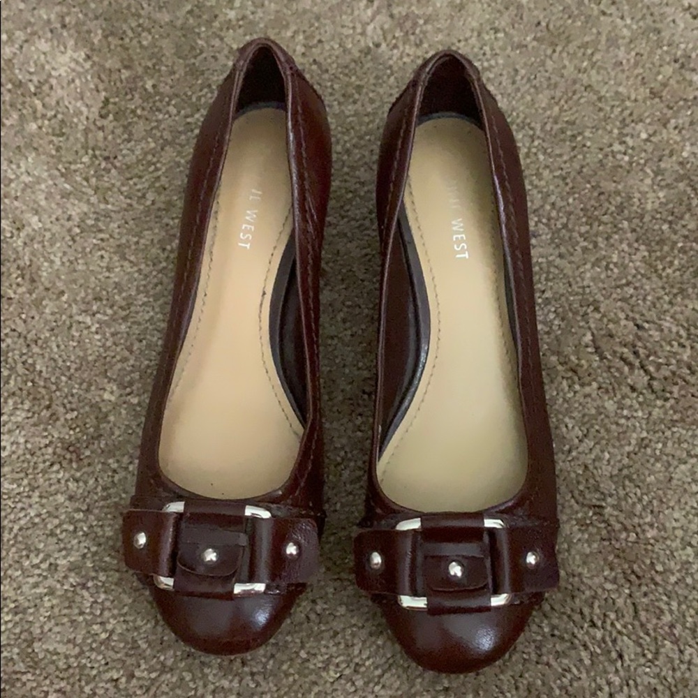 Nine West 7M Brown Chunky pumps.